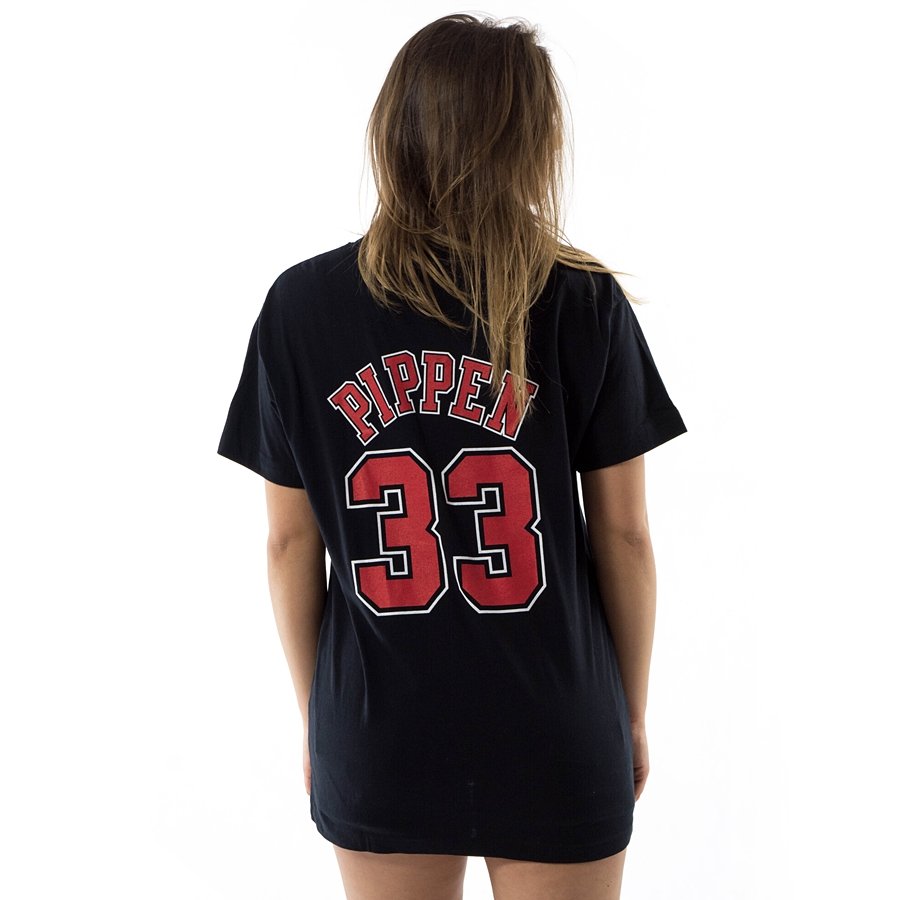 Mitchell and Ness t-shirt Pippen #33 Name & Number Chicago Bulls black ...