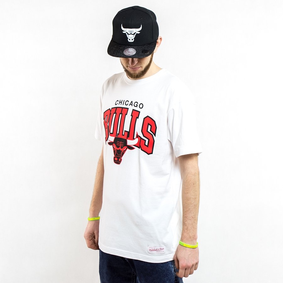 Mitchell & Ness NBA Chicago Bulls Team Arch white T-Shirts online at SNIPES