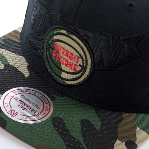 Mitchell and Ness snapback Blind Camo Detroit Pistons black / woodland camo