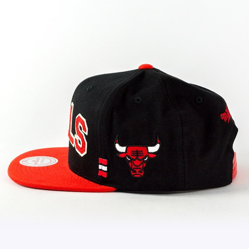 Mitchell and Ness snapback Training Room Chicago Bulls black / red