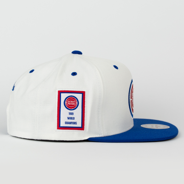 Czapka Mitchell and Ness Detroit Pistons snapback Championship Pack 1989&1990 Titles white / royall (VP02Z)