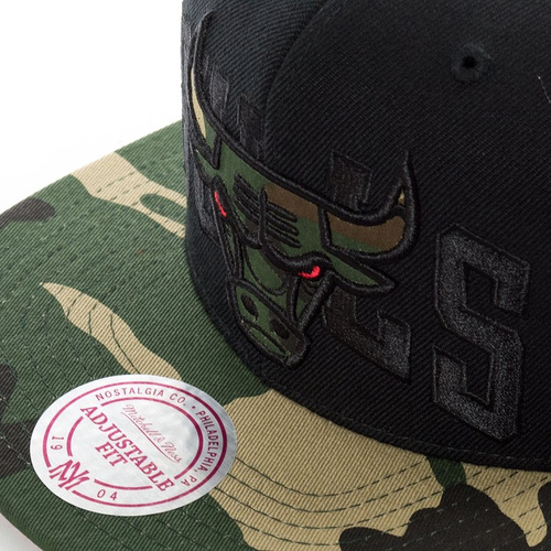 Czapka z daszkiem Mitchell and Ness snapback Blind Camo Chicago Bulls black / woodland camo