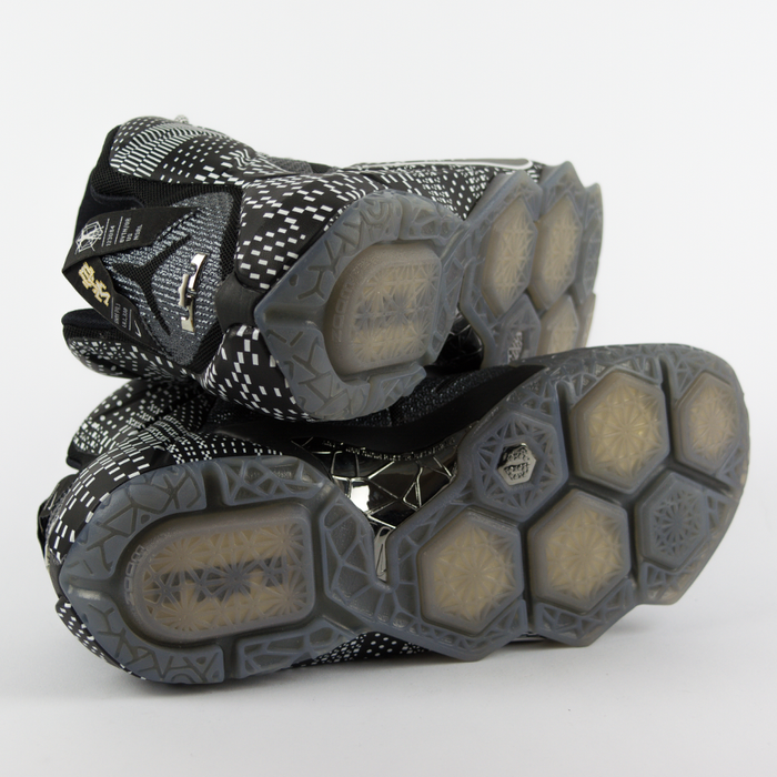 Buty do koszykówki Nike Lebron XII Bhm white / black (718825-001) TM