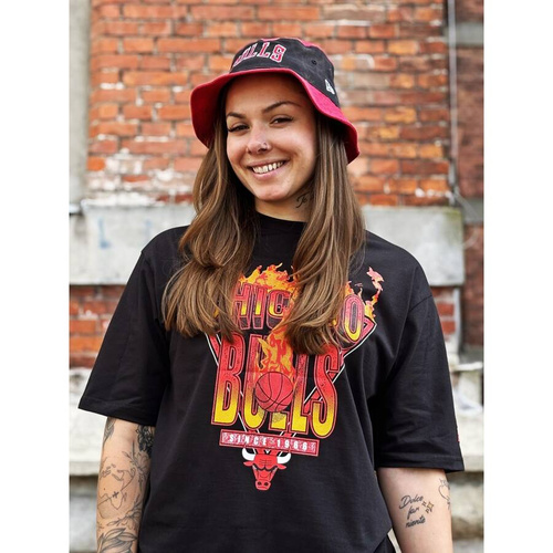 KUPUJ TANIEJ W ZESTAWIE! New Era koszulka Flame Graphic NBA Chicago Bulls + kapelusz Washed Pack Chicago Bulls