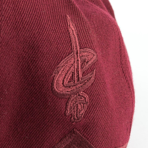 Mitchell and Ness snapback Tonal Short Hook Cleveland Cavaliers burgundy
