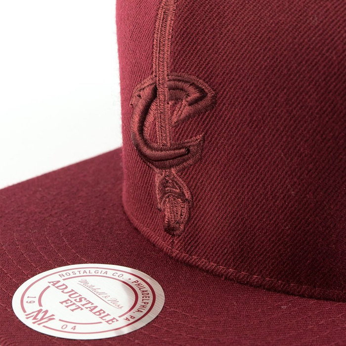 Mitchell and Ness snapback Tonal Short Hook Cleveland Cavaliers burgundy