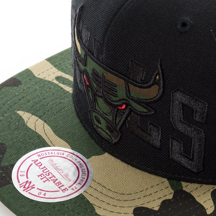 Czapka z daszkiem Mitchell and Ness snapback Blind Camo Chicago Bulls black / woodland camo