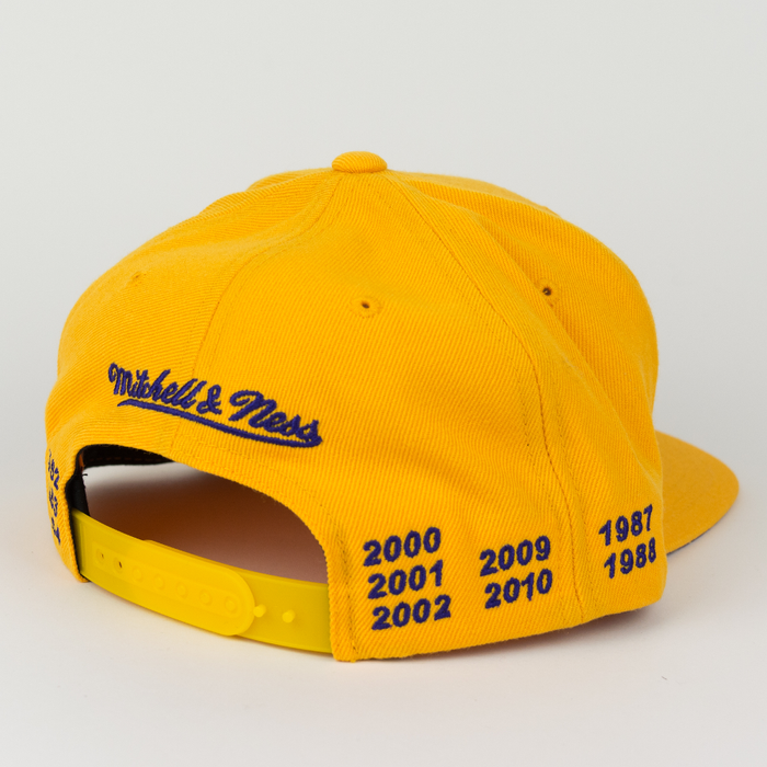 Czapka Mitchell and Ness Los Angeles Lakers snapback Championship Pack 16 Titles yellow (VP11Z)