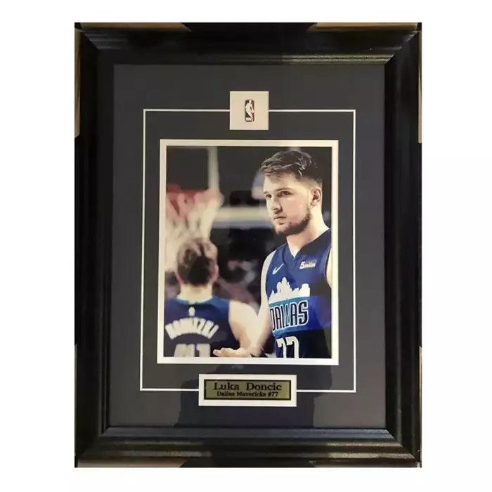 Luka Doncic Dallas Mavericks ramka kolekcjonerska o wymiarach 50 x 40 cm